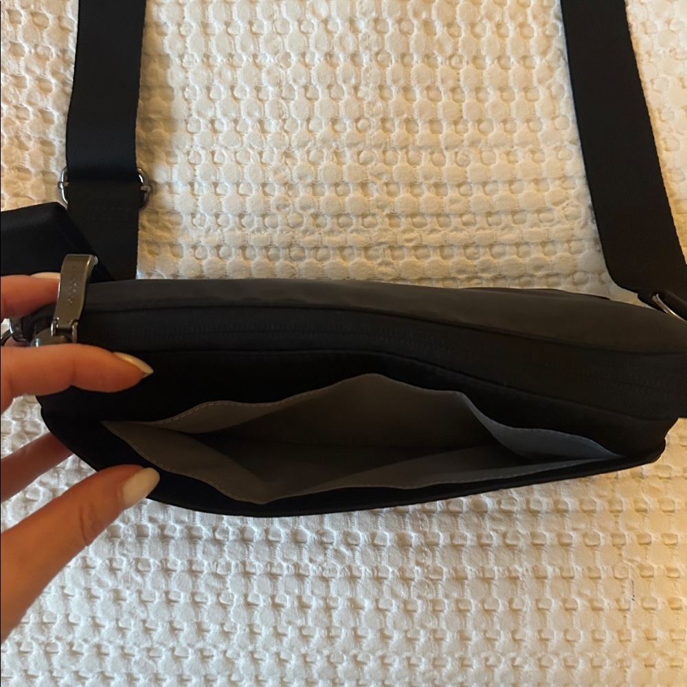 Baggallini Small Black crossbody Bag - Picture 3 of 4